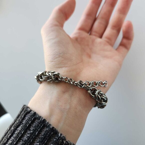 Gothic byzantine chainmail chunky silver bracelet ✦  Modern medieval accessory ✦ - Picture 4 of 10
